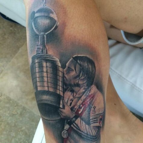 Para comemorar a conquista da Libertadores, o atacante Fernando Cavenaghi, do River Plate, decidiu tatuar a imagem em que ele beija o troféu do torneio, garantido depois de vitória por 3 a 0 sobre o Tigres, em 2015.