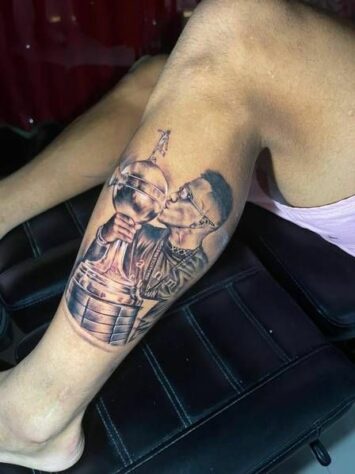 O atacante Gabriel Veron fez uma tatuagem para homenagear a conquista da Libertadores do Palmeiras de 2020. 