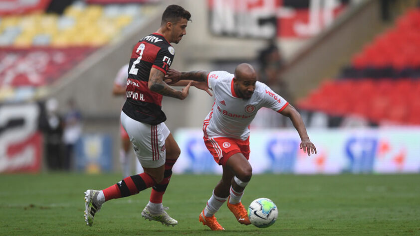 Flamengo 2 x 1 Inter: Fla vence de virada em jogo com expulsão de Rodinei e  fica perto do título brasileiro