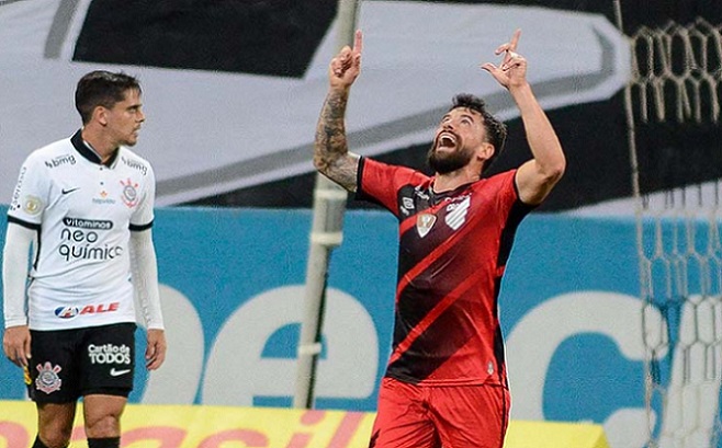 ATHLETICO-PR - Assim como o Corinthians, teve muitos problemas defensivos, demorando a entrar no jogo, não à toa Santos foi um dos melhores em campo, com um milagre em chute de Mosquito. No ataque, os melhores momentos foram a partir do lado direito, mas as chances perdidas foram muitas.