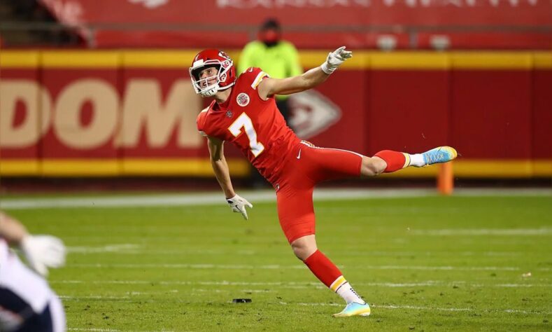 5. Harrison Butker (Kansas City Chiefs): O kicker dos Chiefs continua sendo um dos mais potentes da NFL, mas a temporada de 2020 o derrubou para fora do Top 3, já que Butker ficou abaixo dos 90% nos extra points. Dois erros de FG na faixa das 40 jardas também pesam contra, mas os acertos em chutes longos asseguram seu lugar no alto.