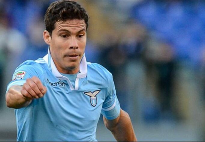 5º - Hernanes - Ídolo do São Paulo, o volante foi vendido para a Lazio, da Itália, por cerca de 13,5 milhões de euros (aproximadamente 87,3 milhões de reais). A venda aconteceu na temporada 2010/11.