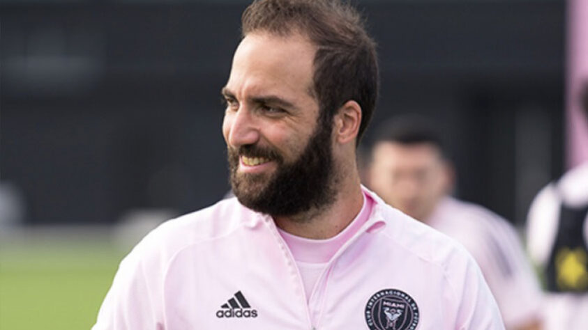 ESQUENTOU - Após uma temporada na Inter Miami, Gonzalo Higuaín está mais que adaptado ao futebol dos Estados Unidos e ao estilo de jogo da badalada Major League Soccer. Nesta semana, em conversa com o programa Jogo Bonito, o pai do centroavante foi questionado em relação ao futuro e foi acachapante na hora de definir.  “Eu vejo o Gonzalo Higuaín se aposentando na MLS", disse.