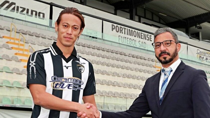 Keisuke Honda, de 34 anos, deixou o Portimonense cinco dias depois de ser apresentado. O meia esbarrou nas regras do Campeonato Português, que só aceita inscrições de jogadores fora da janela se eles estiverem sem contrato desde 30 de junho de 2020, o que não é o caso do japonês - que rescindiu com o Botafogo em dezembro.