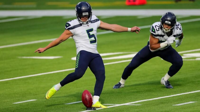 6. Jason Myers (Seattle Seahawks): O kicker dos Seahawks vem silenciosamente se firmando entre os mais sólidos da NFL nos últimos anos. Em 2020 ele aprimorou sua consistência em chutes longos e fechou a temporada com 100% em FGs, incluindo um de 61 jardas que quebrou o recorde da franquia.