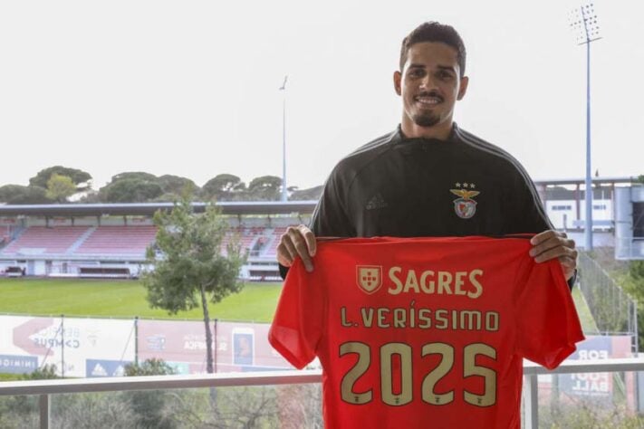 FECHADO - O Benfica anunciou a chegada do zagueiro Lucas Veríssimo, que estava no Santos. O brasileiro de 25 anos, que foi comprado por 6,5 milhões de euros (cerca de R$ 42 milhões), passou por exames médicos no clube português e assinou contrato até junho de 2025.