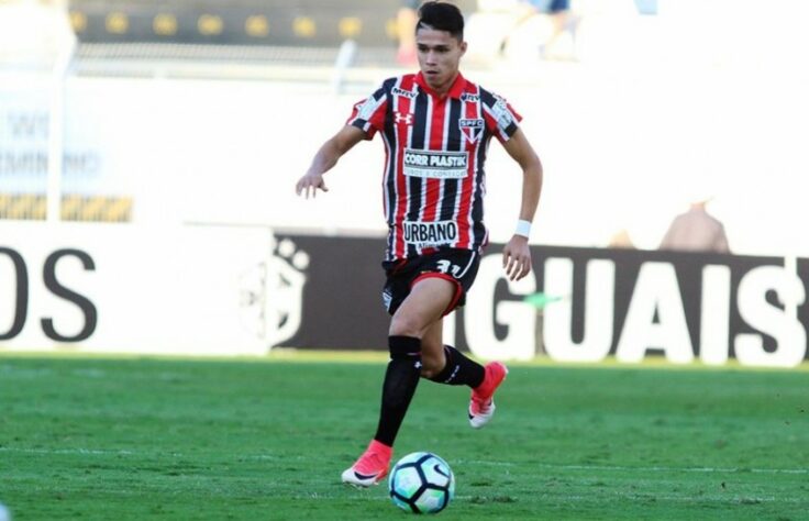 ESQUENTOU - O atacante Luiz Araújo, revelado pelo São Paulo e que hoje está no Atlanta United-EUA, falou sobre uma possível volta ao Tricolor no futuro. Ao responder um seguidor nos stories do Instagram, ele deixou a possibilidade aberta e revelou que tem vontade de retornar ao clube. "Vontade eu tenho de vestir a camisa que entorta varal outra vez. Quem sabe".