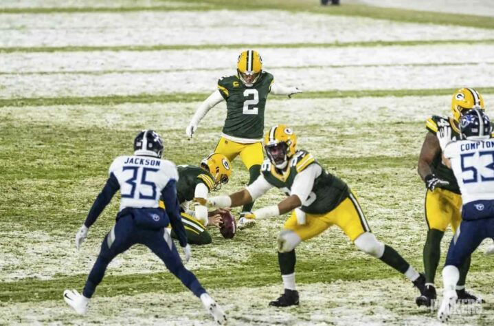 4. Mason Crosby (Green Bay Packers): 59/63 em extra points é um número gigante com um percentual ótimo (93,7%). 16/16 em field goals é um número perfeito, mas um espaço amostral pequeno, o que age um pouco contra Crosby, que já tem 36 anos e ostenta cabelos grisalhos ao estilo Brett Favre. Foi a primeira vez em sua carreira, porém, que teve 100% em chutes de 50+ jardas.