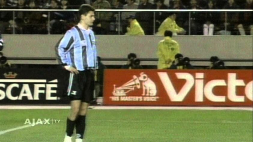 Danny Blind - Mundial de Clubes 1995 - Grêmio e Ajax empataram sem gols no tempo normal da decisão da Copa Intercontinental. Nas penalidades, o time holandês venceu por 4 a 3, e Danny Blind foi eleito o melhor jogador da partida.