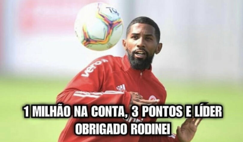 1 milhão no lixo? Expulsão de Rodinei no jogo contra o Flamengo vira meme na web