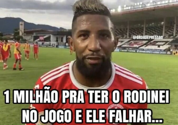 1 milhão no lixo? Expulsão de Rodinei no jogo contra o Flamengo vira meme na web