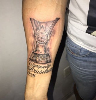 O meia Moisés tatuou o troféu do Campeonato Brasileiro de 2016, conquistado com o Palmeiras.