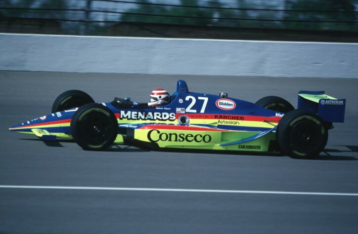 Nelson Piquet deixou a Fórmula 1 em 1991, já com três títulos mundiais na bagagem, e foi se arriscar nas 500 Milhas de Indianápolis do ano seguinte. Na primeira tentativa, sofreu forte acidente e não correu. Em 1993, foi o 13º colocado