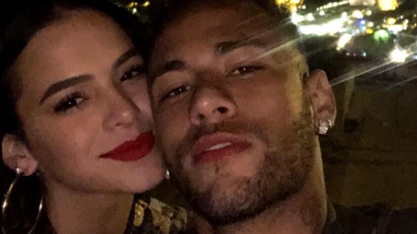 TEVE 'BRUMAR' - O Carnaval de 2013 foi marcante para Neymar. No seu último ano jogando pelo Santos, o craque brasileiro assumiu o romance com a atriz Bruna Marquezine momentos antes dela entrar na Sapucaí para desfilar pela Grande Rio.