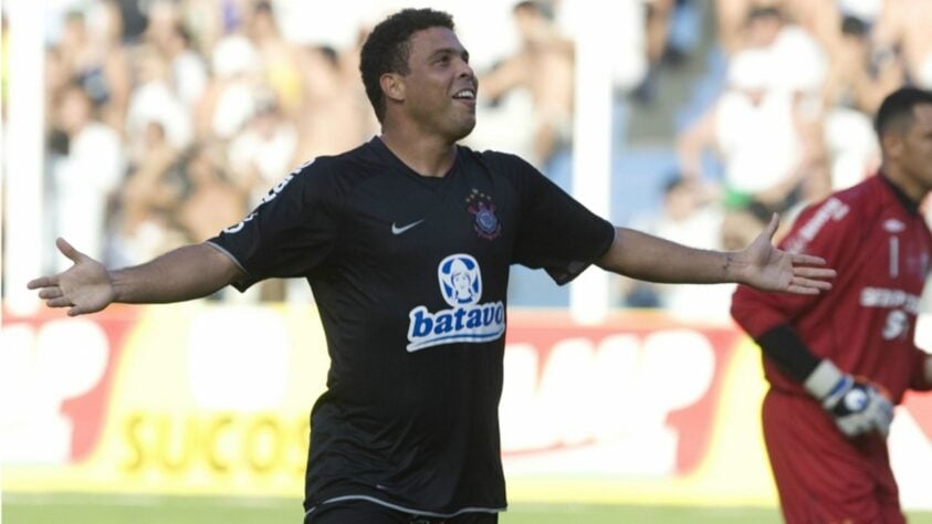 Ronaldo Fenômeno - O craque da Copa de 2002 voltou para jogar no Corinthians, e encerrou sua carreira mostrando que seu futebol era realmente de outro nível. O Fenômeno mudou o Timão para sempre, e é um dos maiores da história do clube.