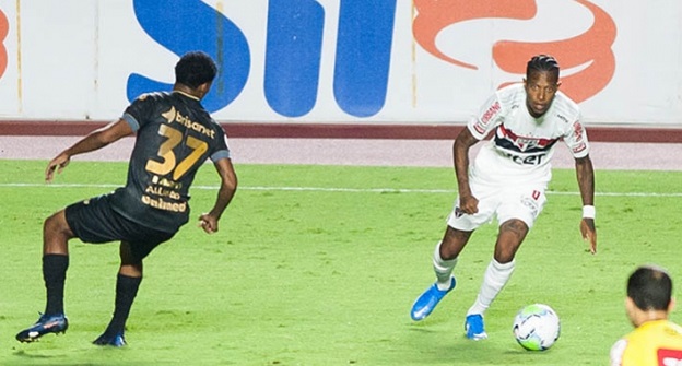 Em partida válida pela 35ª rodada do Brasileirão, o São Paulo recebeu o Ceará no Morumbi, nesta quarta-feira (10). Em um jogo de muitas chances perdidas, o São Paulo tomou um susto ao tomar um gol do Ceará aos 47 minutos do segundo tempo, numa falha de Volpi. Entretanto, Luciano, que havia perdido muitos gols, marcou aos 51 e conseguiu um empate para o Tricolor. Veja as notas do São Paulo no LANCE! (por Redação São Paulo)