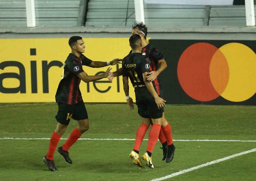 Deportivo Lara - Sobe: Anzola – O zagueiro mostrou oportunismo e marcou o gol do Deportivo Lara. E ele fez outro gol depois, também de oportunismo, mas o lance foi invalidado por impedimento. / Desce: Curiel – O goleiro fez pelo menos duas grandes defesas na partida, mas segundo gol do Peixe, de Kaiky, era defensável. O gol custou a derrota ao time venezuelano.