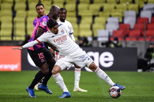 MANDOU MAL - Lucas Paquetá não conseguiu criar muitas oportunidades e o Lyon sofreu dura derrota para o PSG em casa