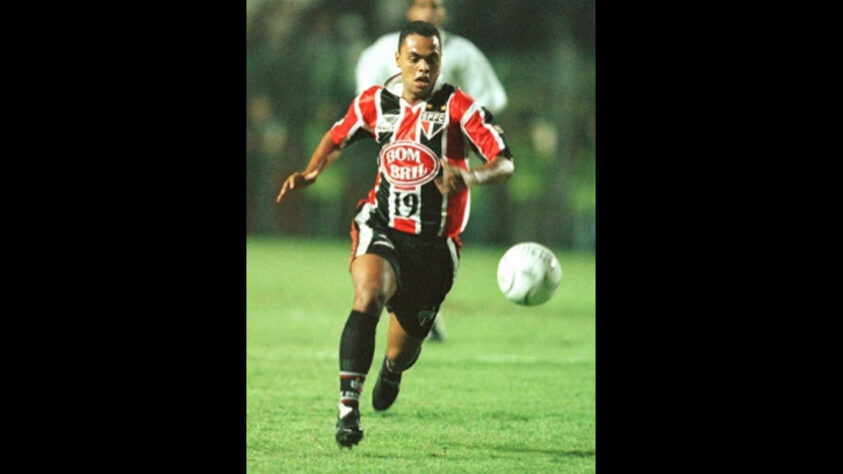 Dodô - O atacante chegou ao São Paulo em 1995 e saiu somente em 1999. Durante esse período, chegou a ser emprestado para o Paraná. Em sua passagem pelo Tricolor, jogou 72 vezes e marcou 49 gols.