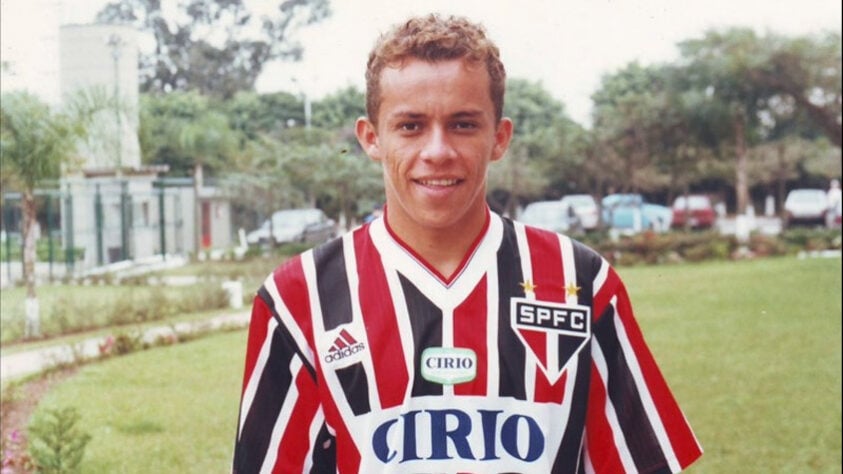 França: 12 gols em 1998 - França já havia sido artilheiro do estadual pelo São Paulo em 1998, em ocasião na qual o Tricolor também levou o caneco. Ao todo, ele disputou 304 partidas pelo São Paulo, fazendo 174 gols.