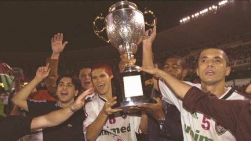 2002 - 1º - Este foi um campeonato boicotado por mídia e clubes, mas o Fluminense foi o único grande a atuar com o time titular na reta final. Os maiores do Estado, inclusive, já estavam classificados para a fase final independentemente da colocação na Taça Guanabara, quando o Flu ficou em oitavo. Na Taça Rio, o Tricolor terminou em sexto. O Americano foi campeão dos dois turnos, mas na terceira fase, o Flu levou a melhor contra eles na decisão, ficando com o título Estadual.