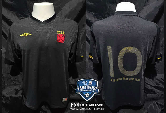 2005 - Terceiro uniforme todo preto com número dourado, fabricado pela Umbro. 