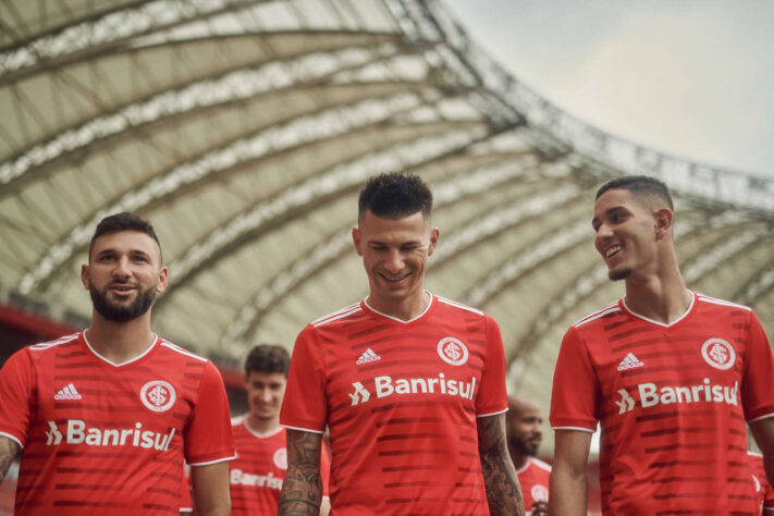 INTERNACIONAL - Contrato com a Adidas válido até 2022, acertado em 2019.