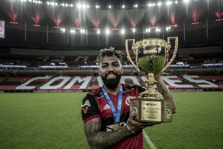 Em 2021, o Flamengo disputa o Campeonato Carioca pela 110ª vez em sua história. Dentre todos os anos em que disputou o torneio, o Rubro-Negro foi campeão 36 vezes e teve um de seus jogadores como artilheiro em 32 edições da competição. Confira os artilheiros do Fla nas edições do Cariocão!