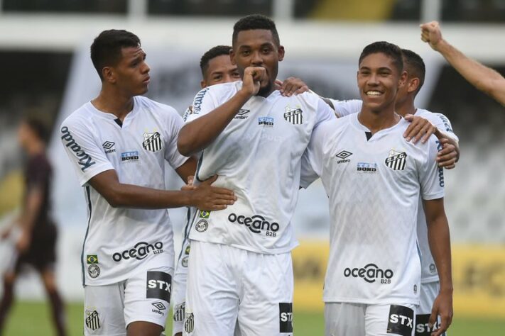 FECHADO - O zagueiro Sabino assinou sua renovação de contrato com o Santos nesta semana. O acerto foi feito ainda na gestão Orlando Rollo e a nova diretoria esperou o final do empréstimo ao Coritiba para pegar a assinatura do jogador e registrar o contrato. O novo vínculo do defensor com o Peixe vai até janeiro de 2025, o anterior acabava em setembro de 2022. 