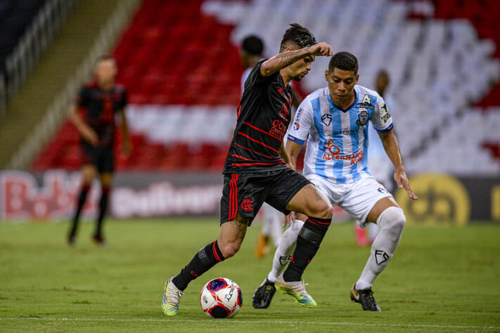 SOBE - Primeiro tempo: Apesar de ter sofrido na primeira etapa, o Macaé tentou jogar de igual para igual com o Flamengo e criou boas oportunidades de gol. Acabou não conseguindo manter o ritmo na segunda etapa e foi derrotado.  / DESCE - Finalização: O Macaé conseguiu criar boas oportunidades, principalmente no primeiro tempo, mas pecou na finalização e não conseguiu marcar. 