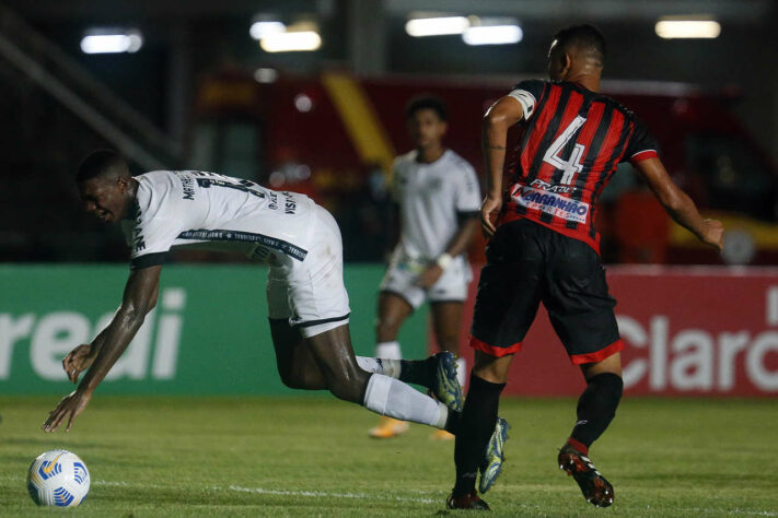 Moto Clube: Sobe – Números: Apesar do chocolate, o time teve um bom número de finalizações e chegou a ter mais a posse de bola / Desce – Gleydisson: Jogador mal entrou e foi expulso em um carrinho por trás totalmente desnecessário.