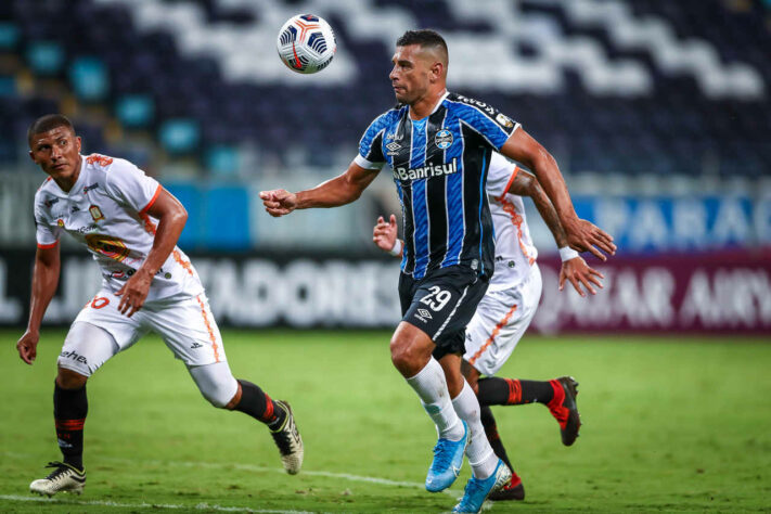 NO RADAR - A torcida vascaína está sonhando com um possível retorno de Diego Souza. Naturalmente, o Vasco se interessa e pode se organizar para tentar trazer o atleta. O jogador recebia no Grêmio cerca de R$ 300 mil. Nas redes sociais, a mobilização da torcida cruz-maltina foi ato contínuo, e a expectativa é grande.