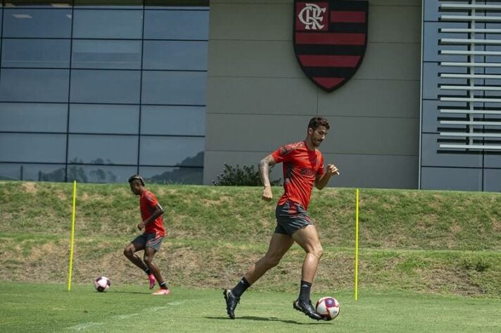 A segunda-feira do Flamengo foi marcada pela reapresentação dos principais jogadores do elenco no Ninho do Urubu. Após a conquista do Brasileirão e 17 dias de férias, os atletas deram início à preparação para a temporada 2021. Veja, a seguir, imagens do primeiro dia de atividades.