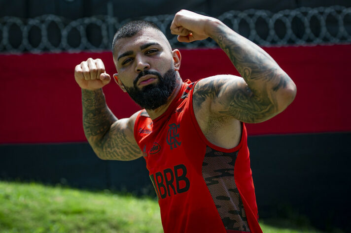 Gabigol se reapresentou normalmente após a polêmica deste domingo, quando foi flagrado em um cassino clandestino e detido pela políca