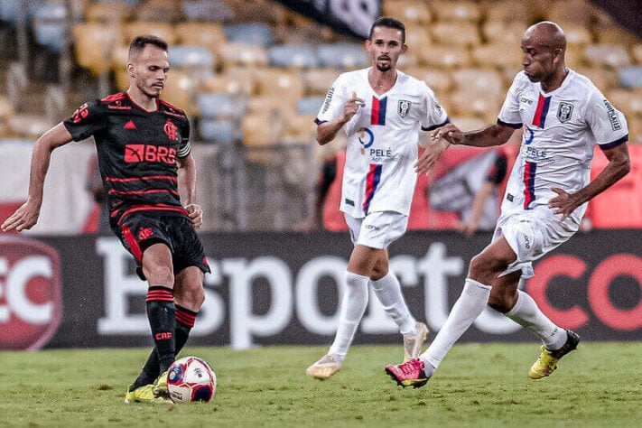 Resende - SOBE: Apesar dos quatro gols sofridos, o goleiro Fraga foi o principal destaque da equipe e evitou uma goleada ainda maior. | DESCE: O sistema defensivo do time não foi bem e facilitou o trabalho do Flamengo.