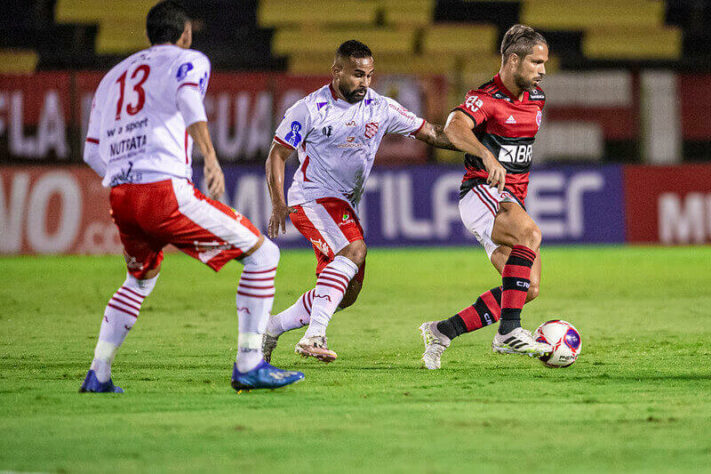 Bangu - SOBE: Em uma noite sem brilho do Bangu, o sistema defensivo se portou bem e conseguiu segurar a pressão durante quase todo o primeiro tempo. | DESCE: Com uma proposta reativa, o Bangu teve dificuldade passar da pressão pós-perda do Flamengo e não conseguiu levar perigo nos contra-ataques.