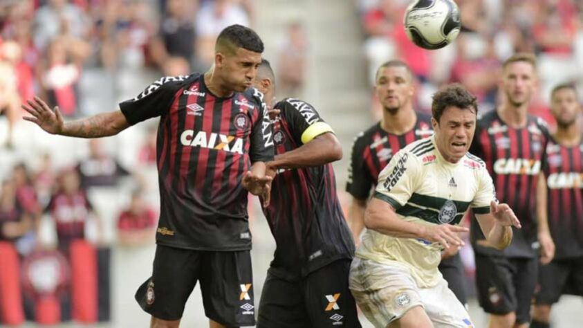 Simultaneamente, a Caixa também já patrocinou os rivais Athletico-PR e Coritiba.