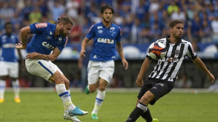 O Banco Caixa também já patrocinou os dois rivais no estado de Minas Gerais. Atlético-MG e Cruzeiro chegaram a ter o mesmo patrocinador master em suas camisas com o banco.