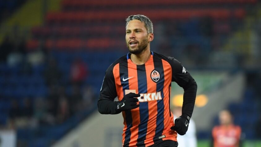 Após boas temporadas com a camisa do Shakhtar Donetsk, o brasileiro Marlos, ex-São Paulo, se naturalizou e hoje defende a seleção da Ucrânia.