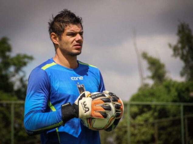 FECHADO - A meta do Botafogo ganha um reforço. O clube de General Severiano fechou a contratação de Douglas Borges, goleiro de 30 anos que tinha fechado vínculo com o Novorizontino para jogar o Campeonato Paulista. O atleta foi eleito o melhor arqueiro do último Campeonato Carioca. Ele negociou a rescisão com o Novorizontino para poder assinar com o clube de General Severiano.