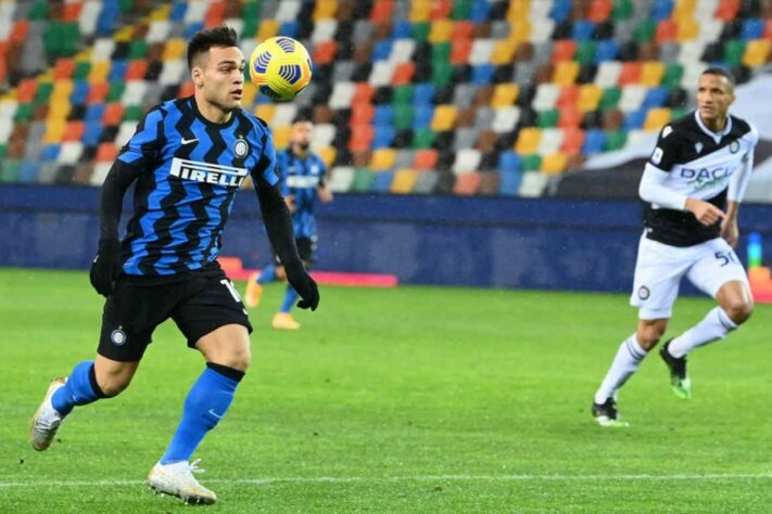 ESQUENTOU - A Inter de Milão avançou em conversas pela renovação contratual de Lautaro Martínez, segundo a imprensa italiana. O clube nerazzurri busca retirar a cláusula de rescisão contratual do acordo com o atleta com o objetivo de reduzir o assédio de outras equipes pelo atacante. Lautaro Martínez possui vínculo com a equipe italiana até 2023, mas a expectativa é de que esse prazo seja prorrogado até 2025. A questão salarial ainda precisa ser acordada, embora haja um otimismo de que o atleta passe a receber cerca de seis milhões de euros (R$ 37 milhões) por temporada.