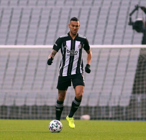 SOUZA - Com passagens por Vasco, Grêmio e São Paulo, o volante Souza veste a camisa do Besiktas, da Turquia, atualmente. O brasileiro tem 32 anos e seu contrato com o clube se encerra em junho de 2022.  