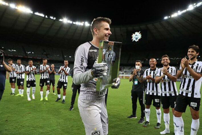 Nesse domingo (1), a partida entre Atlético-MG e URT, além de marcar a estreia do Galo no Campeonato Mineiro de 2021, também marcou a despedida do goleiro Victor. Após 424 jogos com a camisa do Alvinegro, o ídolo atleticano se aposentou aos 38 anos. Relembre outros jogadores com muitas partidas pelo mesmo time que se aposentaram na última década! 