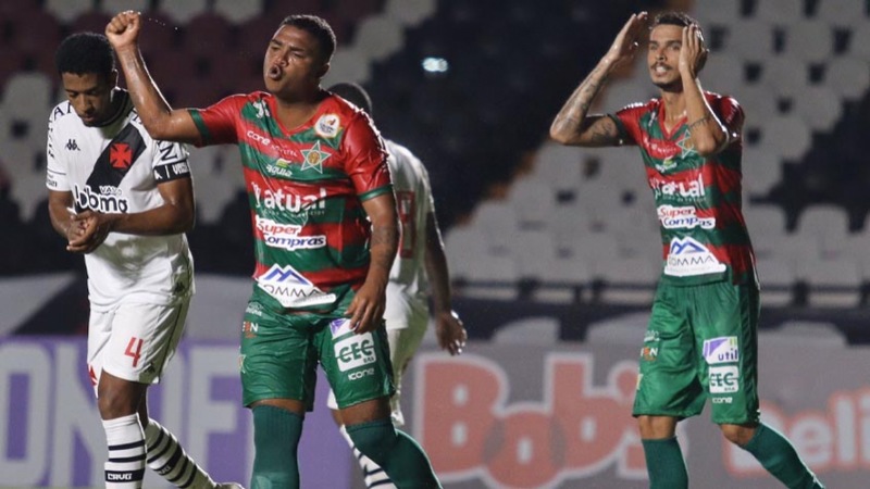 PORTUGUESA-RJ - Sobe: Chay - O camisa 14 foi o melhor jogador da Portuguesa no jogo, sendo muito perigoso nas bolas paradas no primeiro tempo. / Desce: Postura na etapa final: com as mudanças no Vasco, a Lusa foi encurralada no segundo tempo e não conseguiu sair.