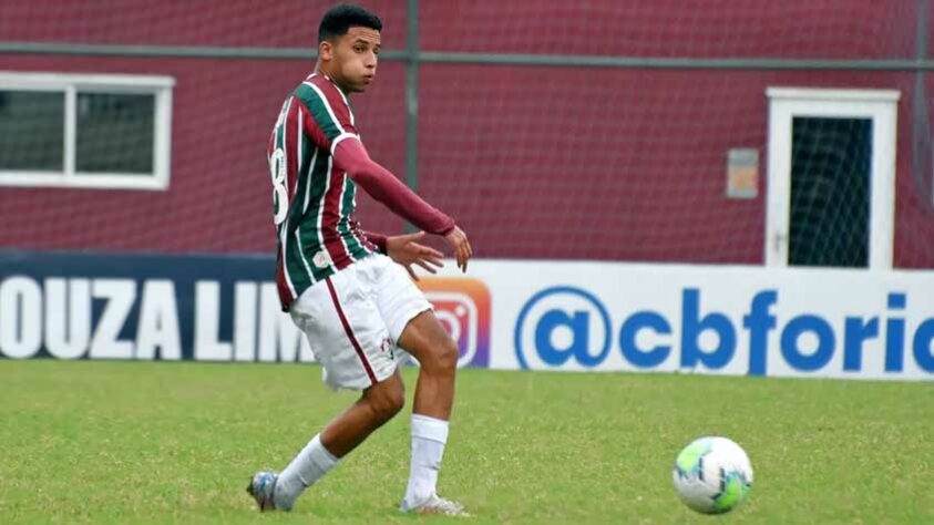 Alexsander - 17 anos - meio-campista - contrato com o Fluminense até 25/01/2024