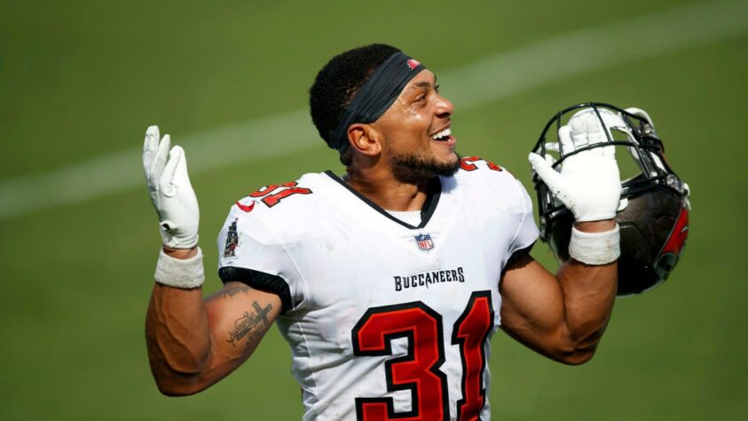 9. Antoine Winfield Jr. (Tampa Bay Buccaneers) 	Em sua explosiva temporada de calouro, ainda que com altos e baixos, Winfield foi a principal estrela da secundária dos campeões do Super Bowl. A expectativa é que o jovem safety de Tampa se desenvolva nos próximos anos e possa ser um dos melhores da posição. Foi eleito para o All-Rookie Team da Pro Football Writers Association.