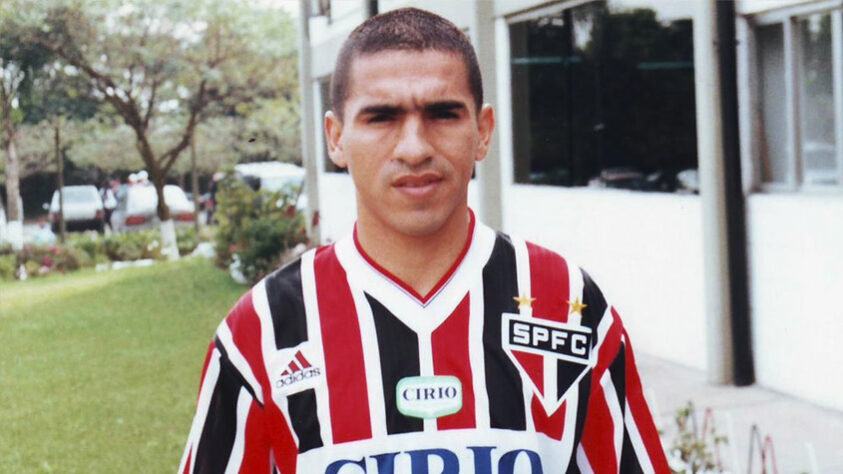 Aristizábal - 81 jogos: o atacante colombiano atuou no São Paulo entre 1669 e 1998. Marcou 37 gols durante seu período no Morumbi.