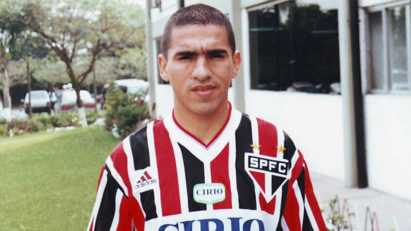 6º Lugar: Victor Hugo Aristizabal, com 37 gols. O atacante colombiano disputou 81 jogos vestindo a camisa do São Paulo, com 33 vitórias, 29 empates e 19 derrotas. 