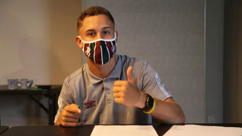 FECHADO - O trabalho de valorização da base segue a todo vapor no Fluminense. Neste domingo, o meio-campista Arthur, de apenas 16 anos, assinou o primeiro contrato profissional com o Tricolor, válido por cinco anos. Arthur fez história pelo clube das Laranjeiras na partida contra o Resende: ele bateu o recorde do jogador mais jovem da história a atuar pelo time profissional do Fluminense.