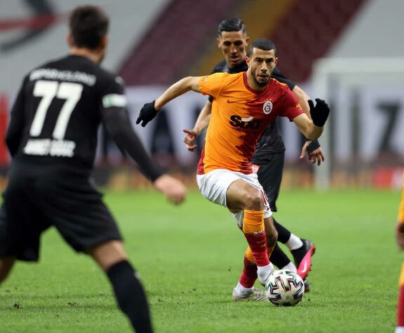 FECHADO - O Galatasaray anunciou oficialmente a rescisão de contrato com o meio-campista Younes Belhanda. O marroquino criticou o gramado do estádio do clube e foi demitido por "prejudicar a reputação" e "insultar os dirigentes".